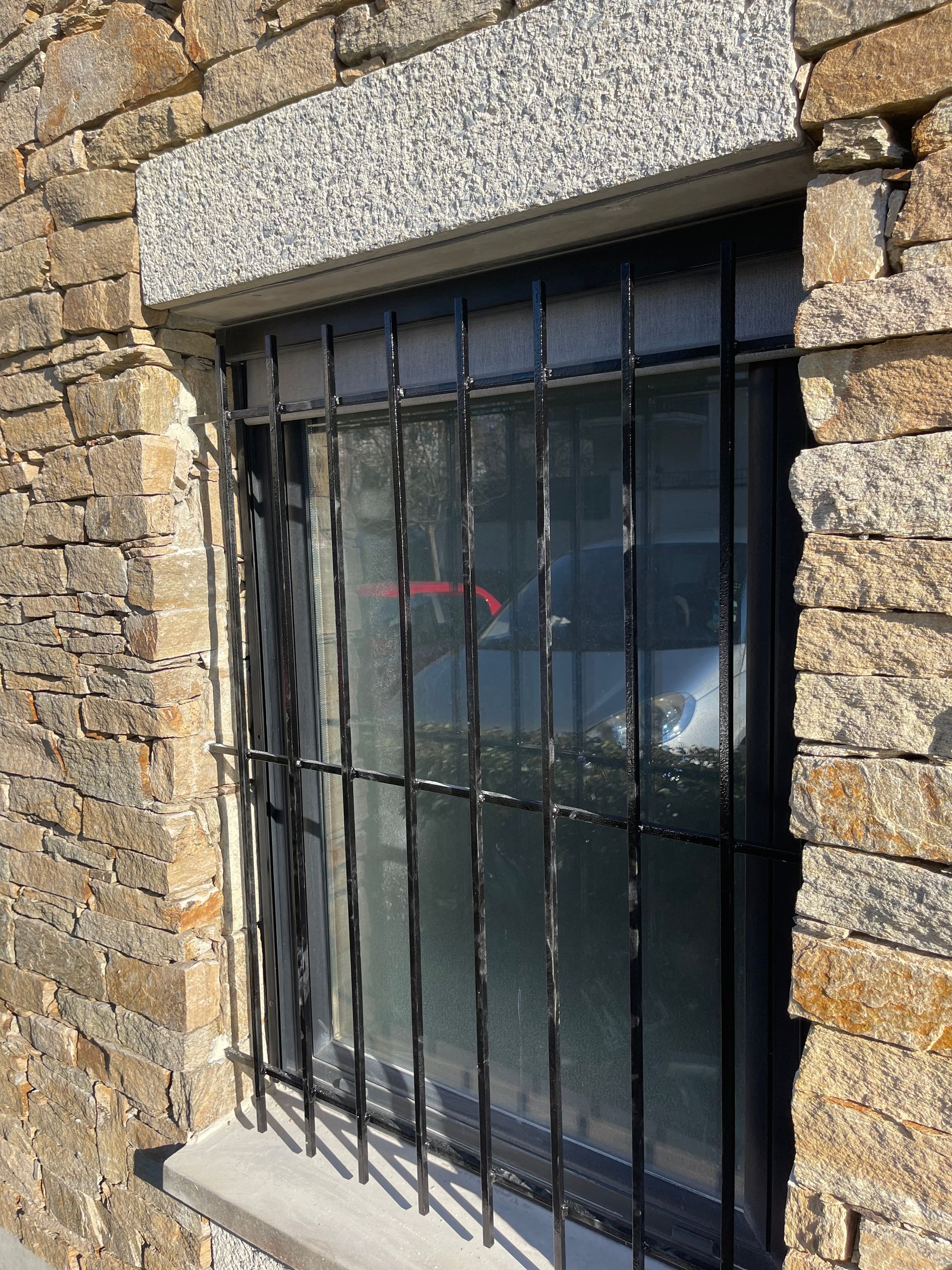 Fenêtre encastrée dans un mur en pierres apparentes