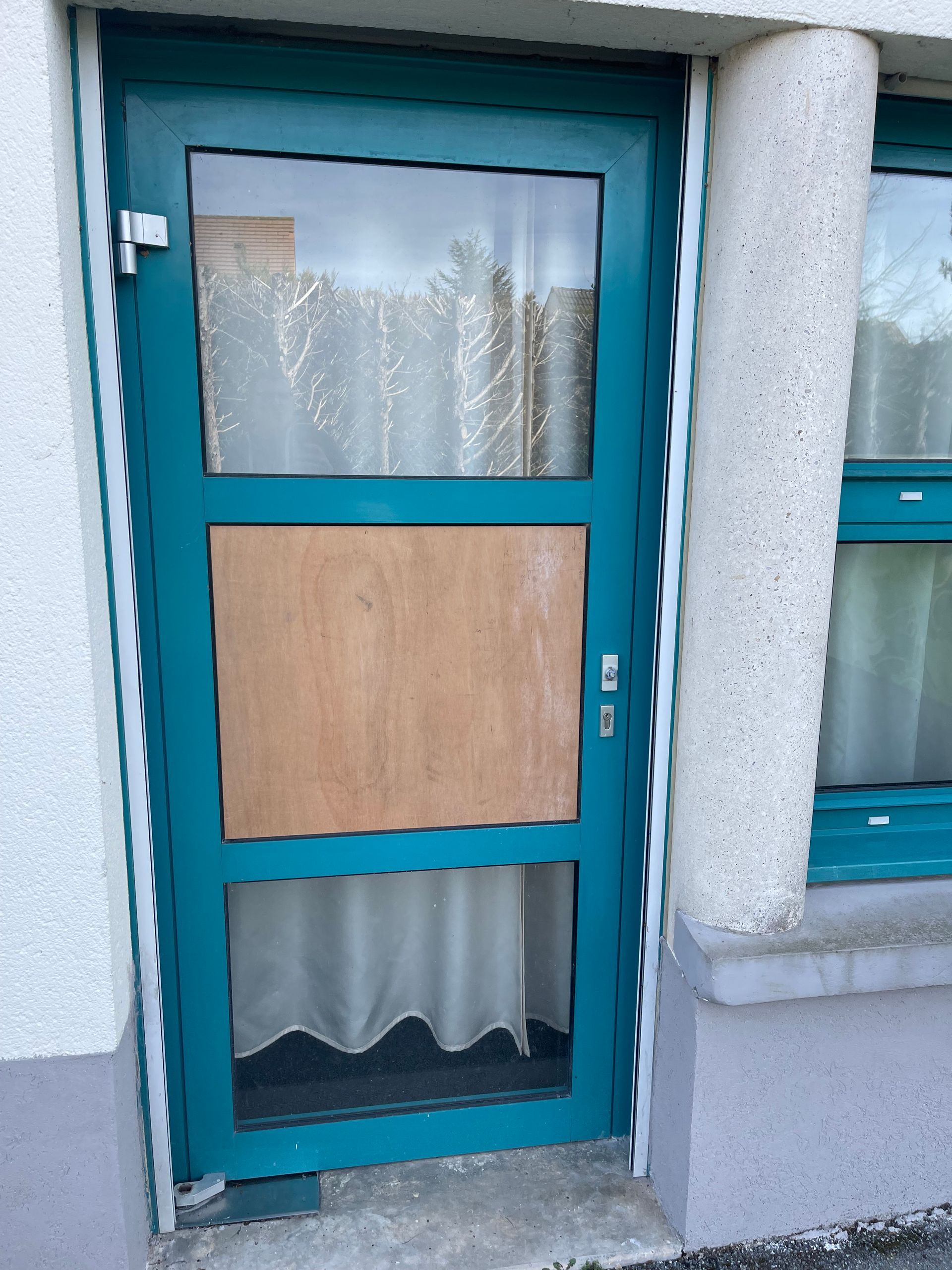 Porte d'entrée bleue avec vitrerie