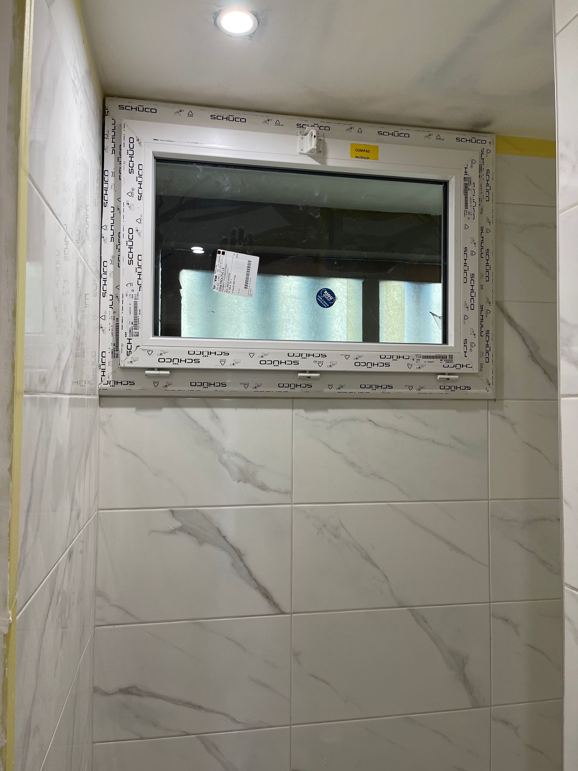 Installation d'une fenêtre dans le mur en pierres d'une maison par l'entreprise MC Serrurerie autour de Coulommiers