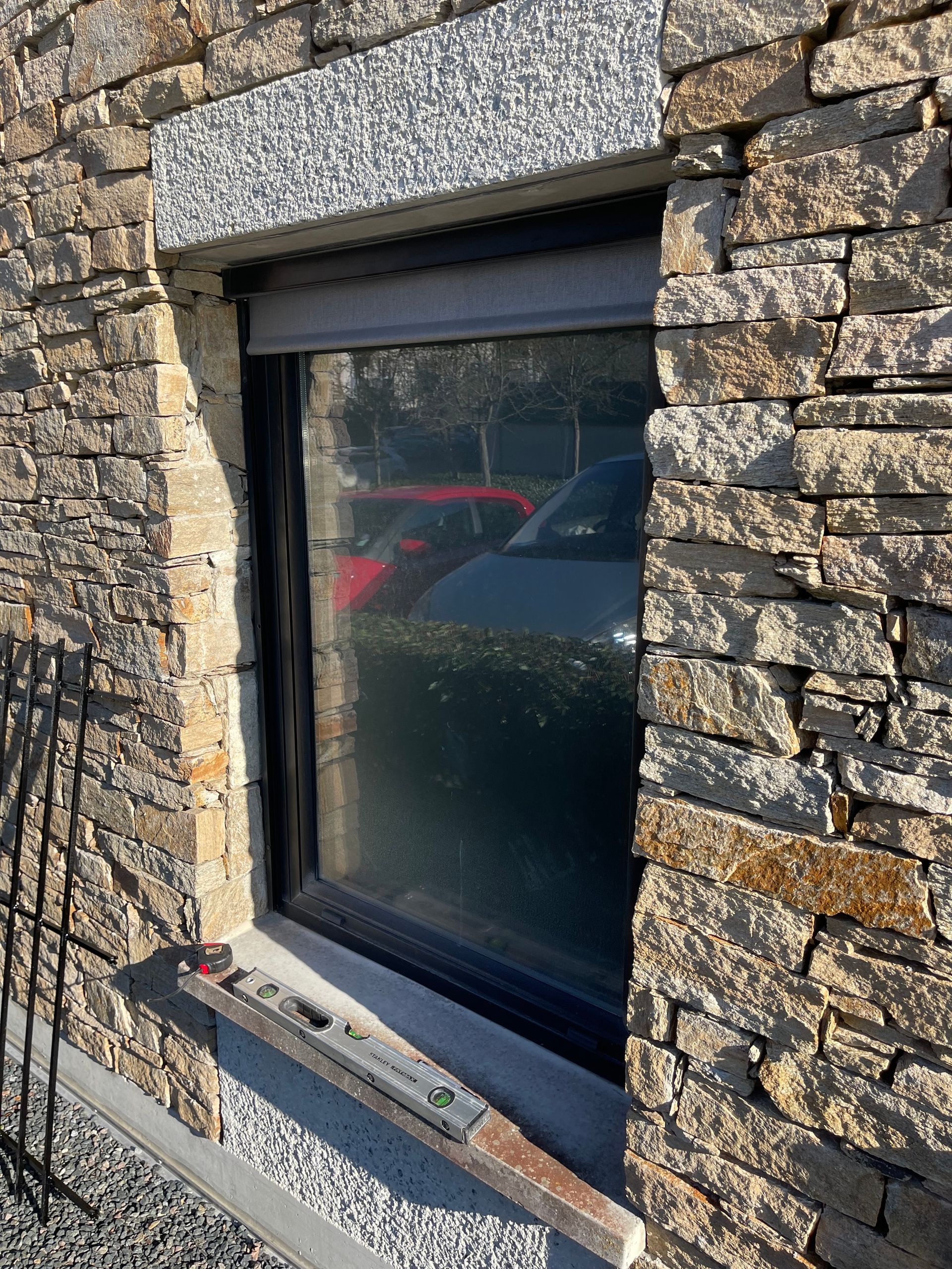 Fenêtre encastrée dans un mur en pierres apparentes