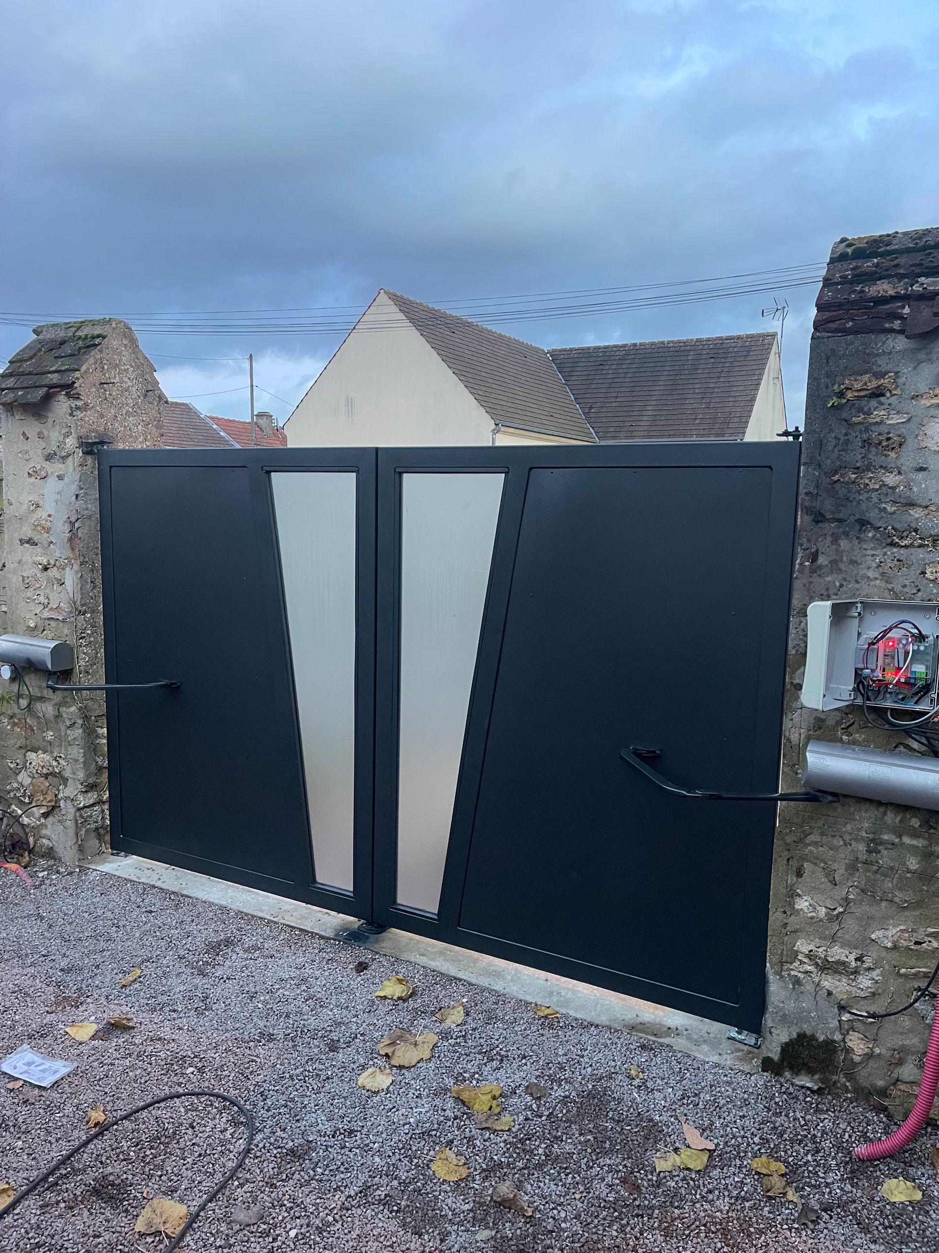 Portail motorisé moderne d'une maison