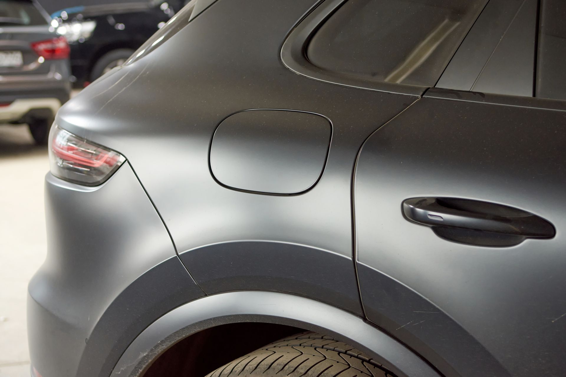 Gros plan sur la carrosserie d'une voiture recouverte par un PPF à effet mat.