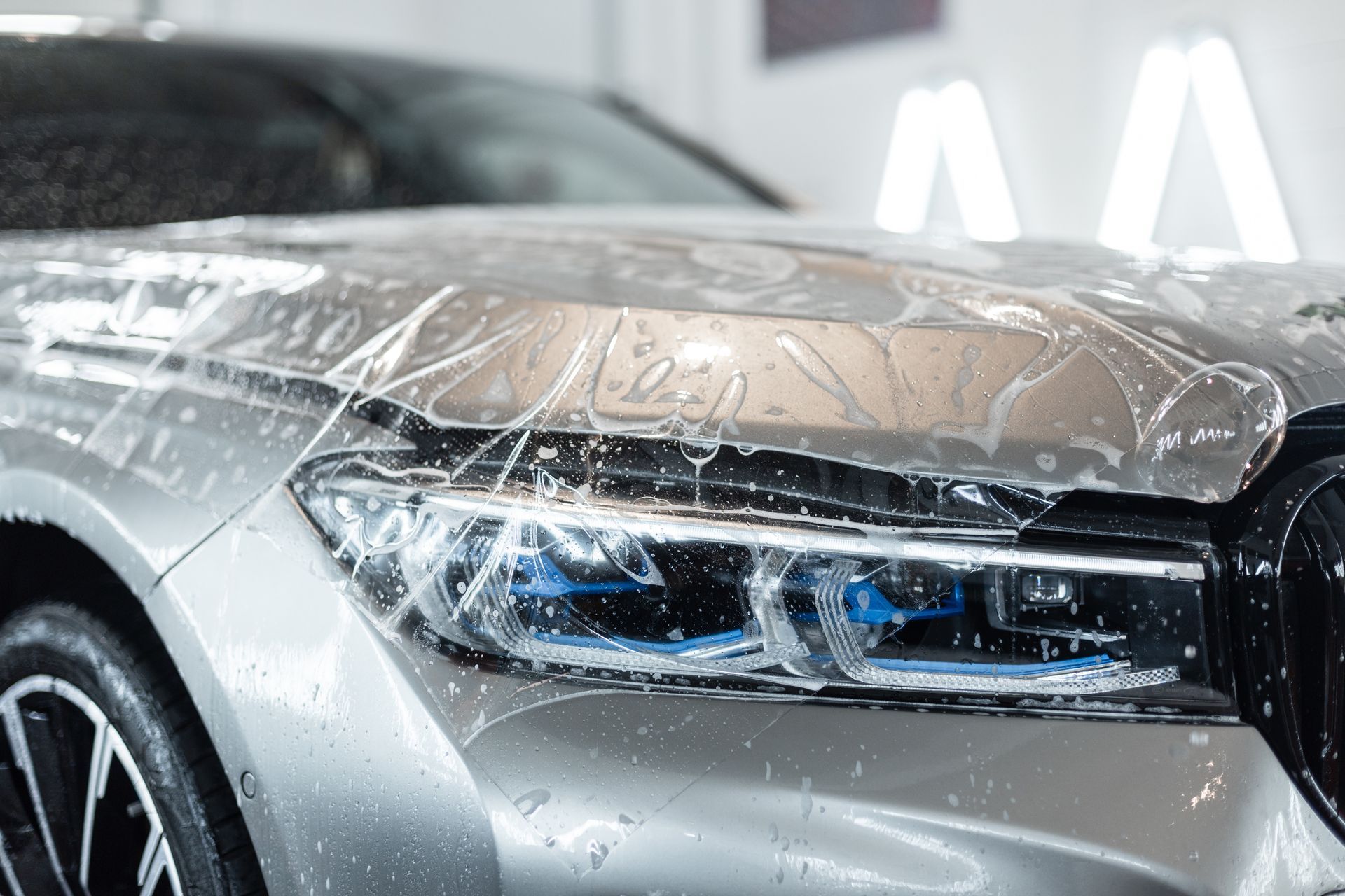 Un PPF posé sur la carrosserie d'une voiture.