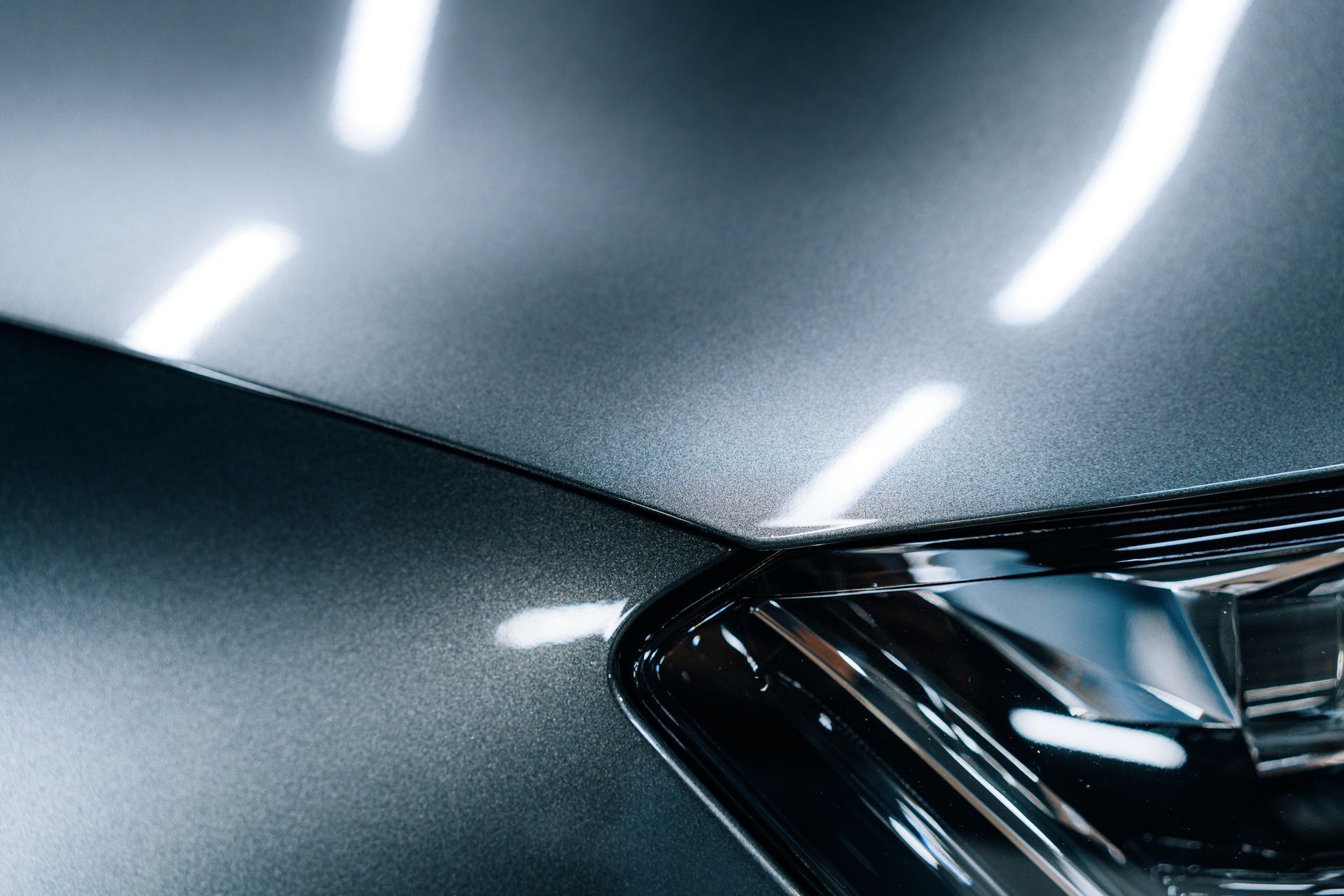 Gros plan sur la carrosserie d'une voiture protégée par un PPF.