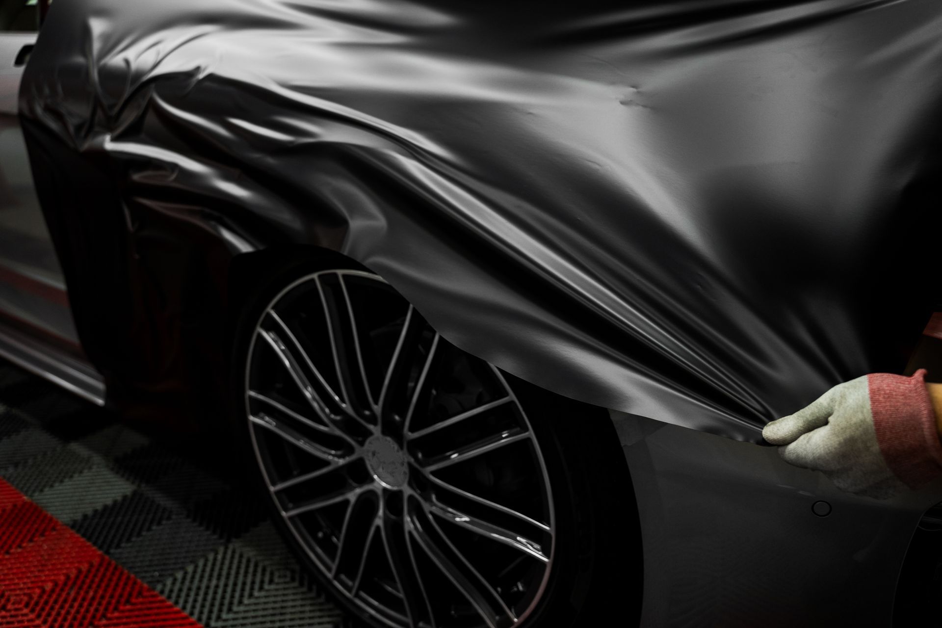 Gros plan sur la pose d'un covering sur une voiture.