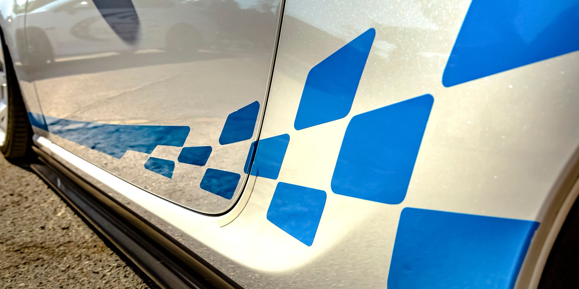 Des motifs floqués sur le côté d'une voiture.