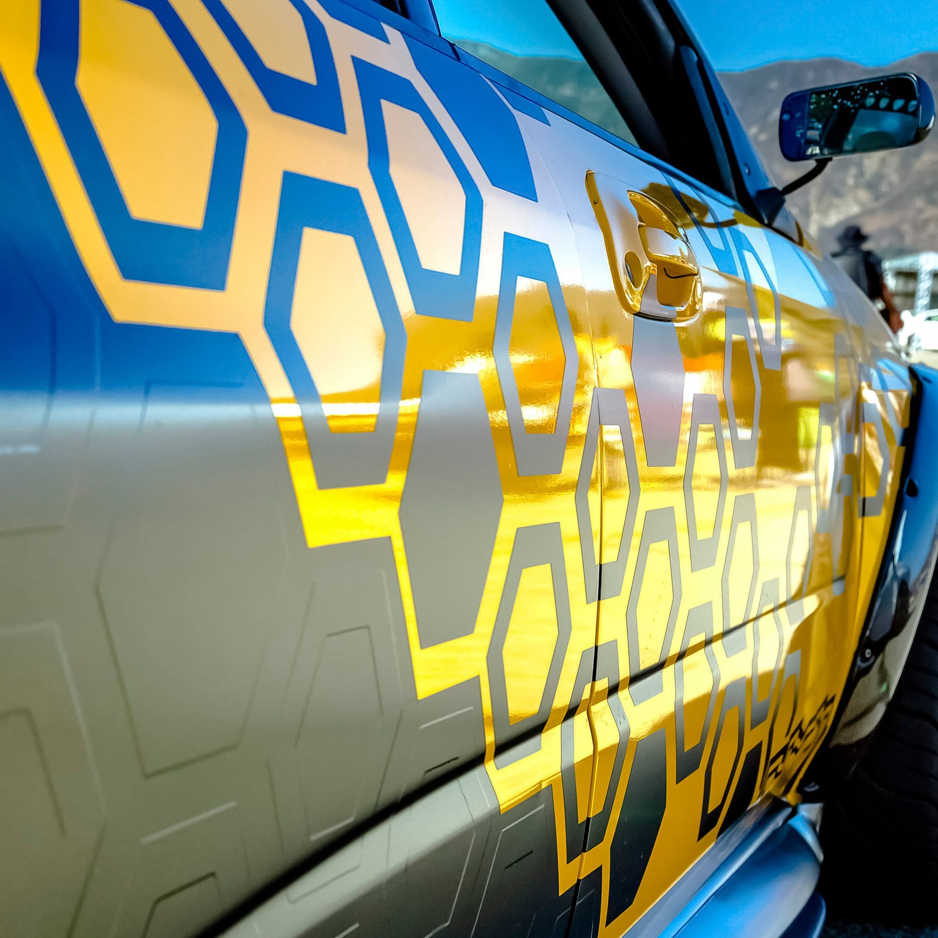 Gros plan sur un covering texturé avec des finitions brillantes.