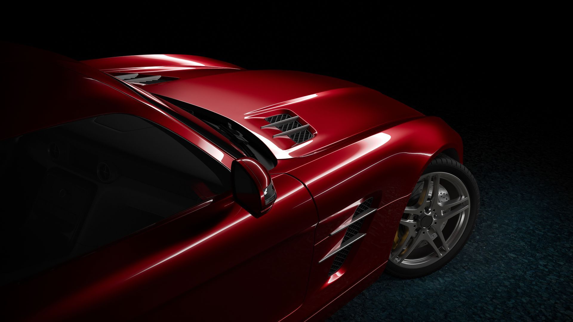 Gros plan sur le capot d'une voiture rouge.