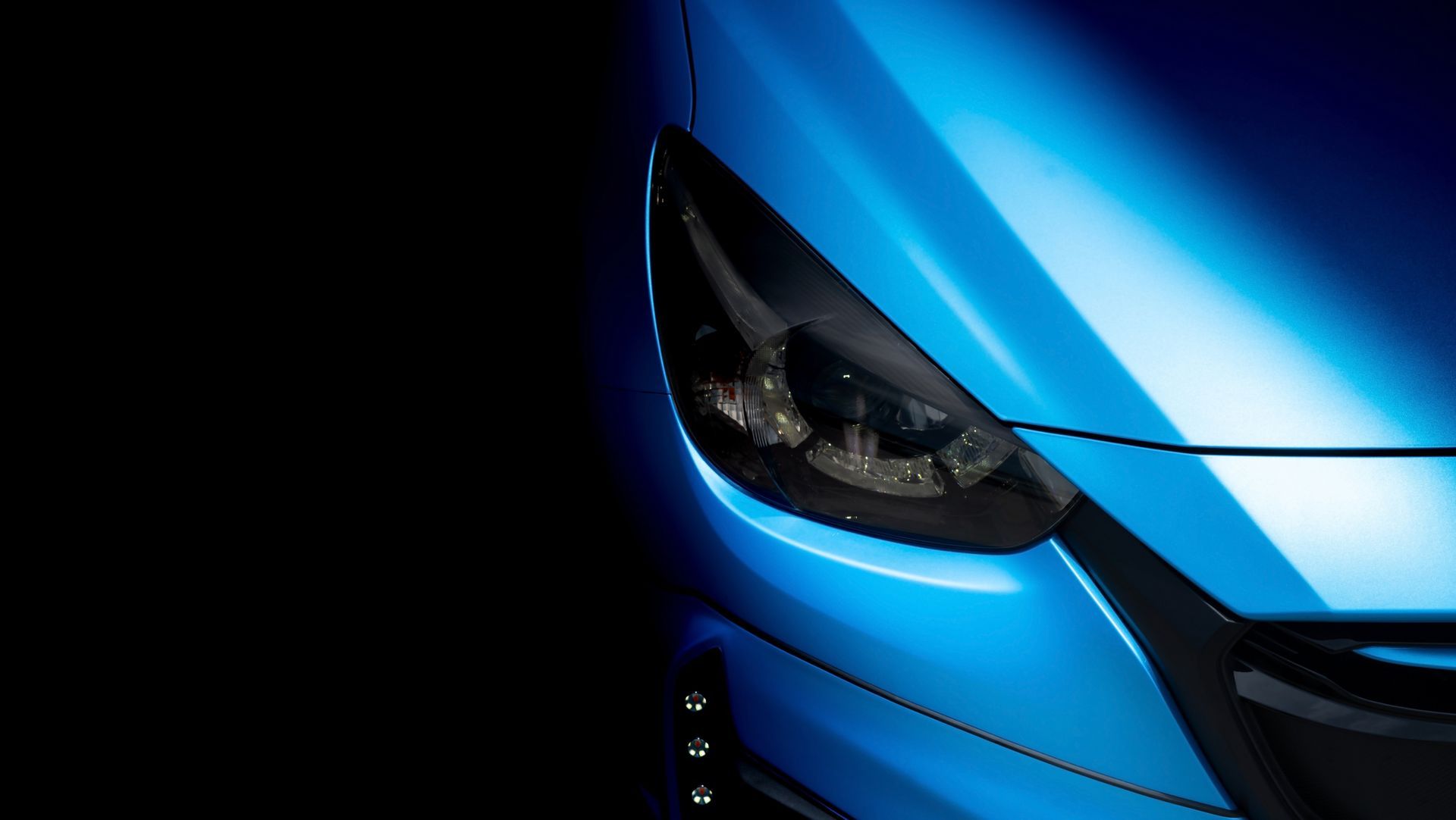 Gros plan sur le capot d'une voiture avec un covering bleu.