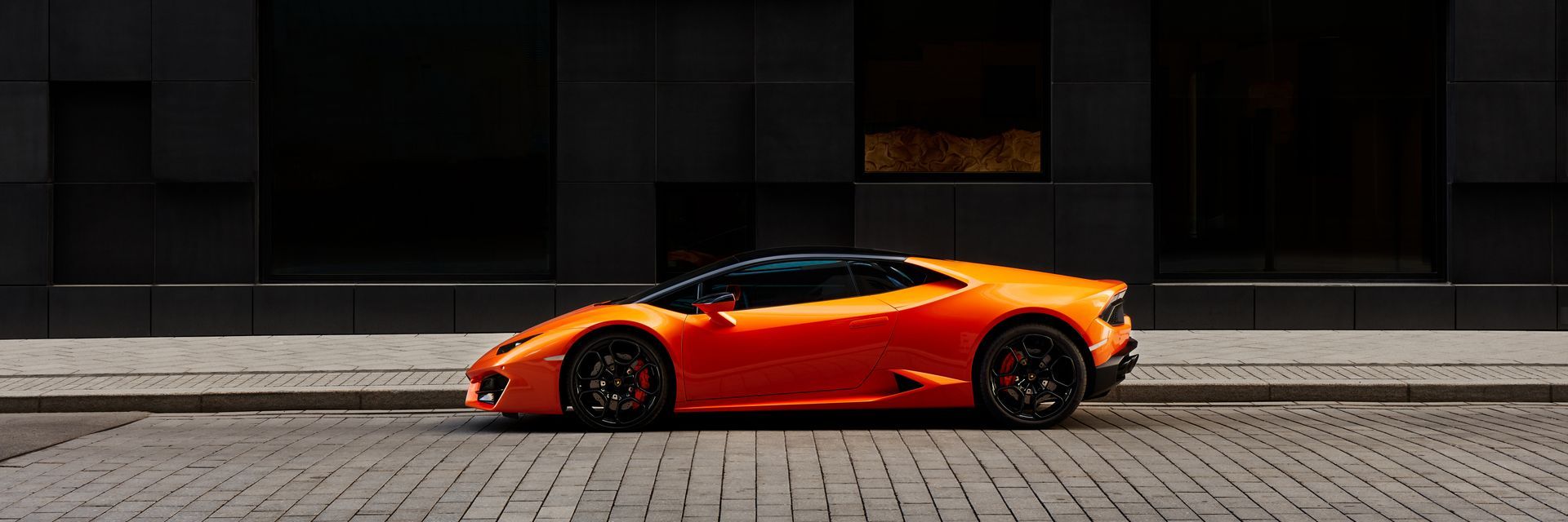 Une voiture de sport orange.