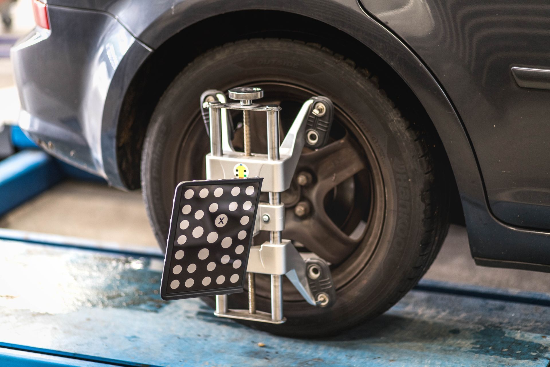 Gros plan sur un équipement pour la géométrie d'une voiture.