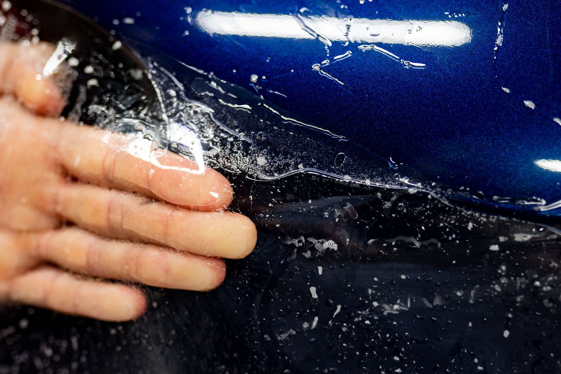 Gros plan sur une main glissée en dessous d'un PPF.