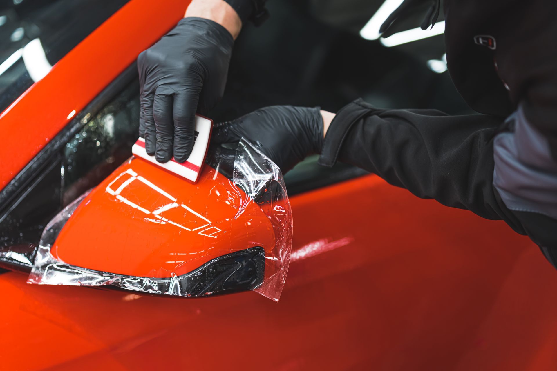 Pose d'un PPF sur un rétroviseur latéral.