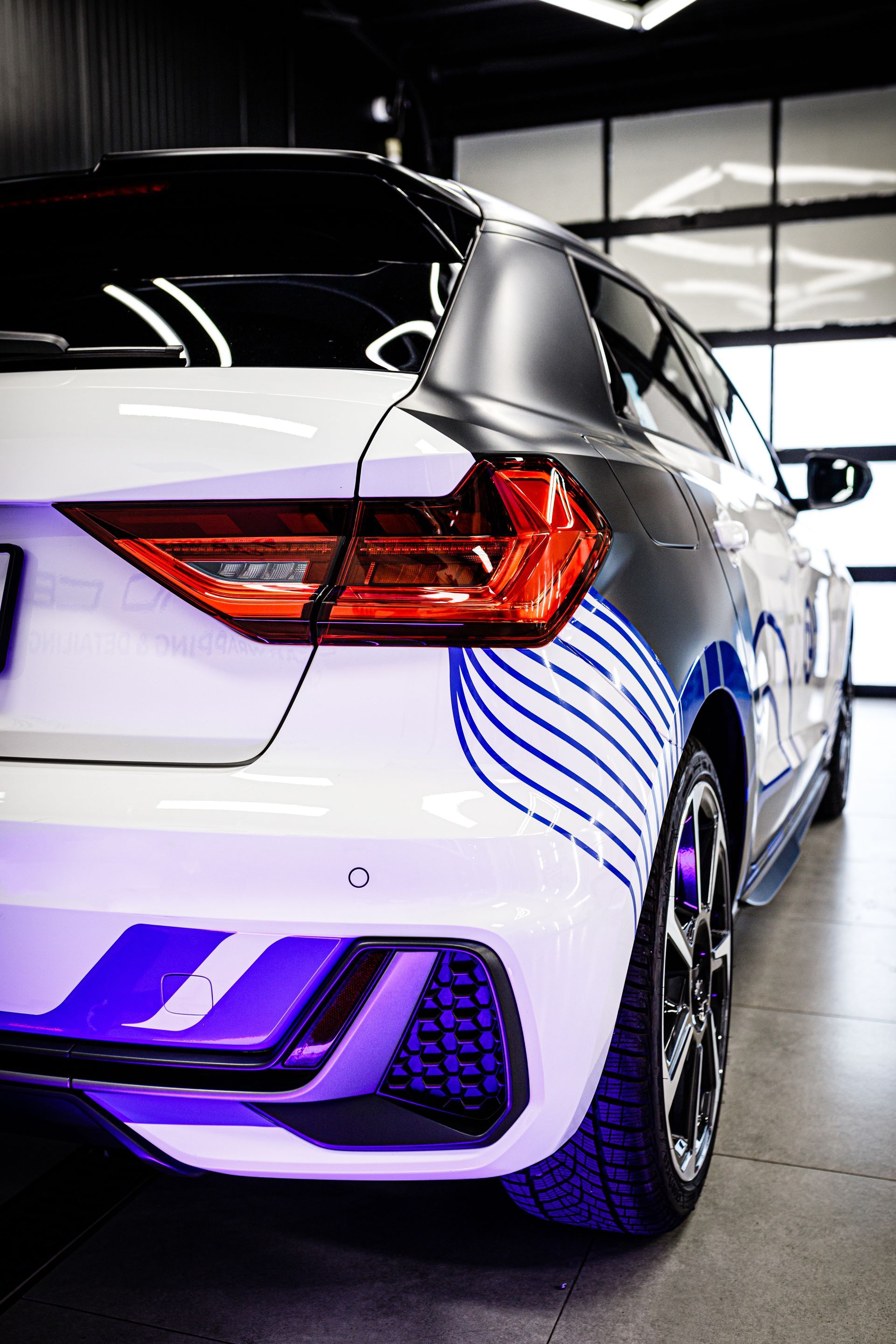 Une voiture avec un flocage publicitaire.