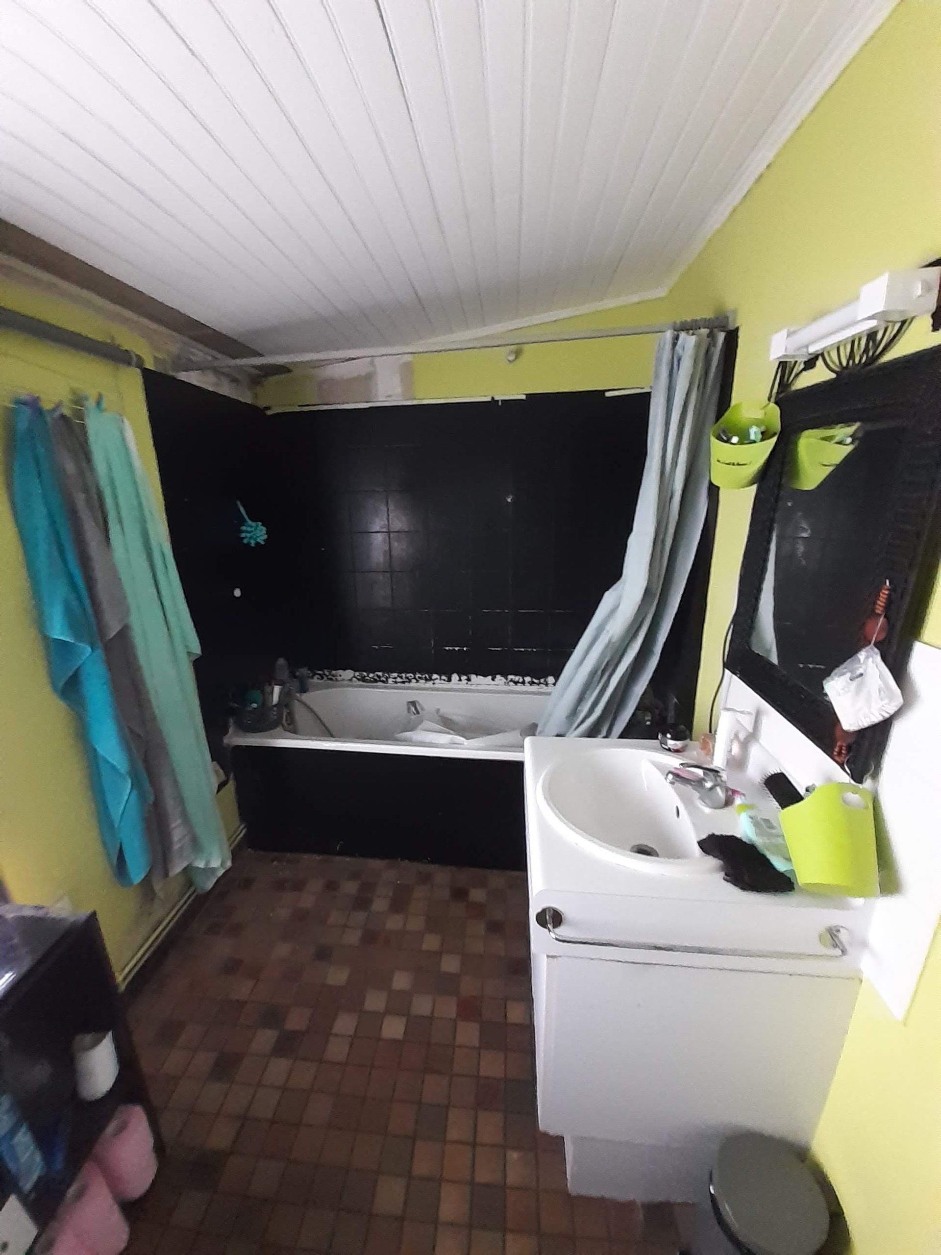 Une pièce avec un mur en briques et un système de chauffage au sol.