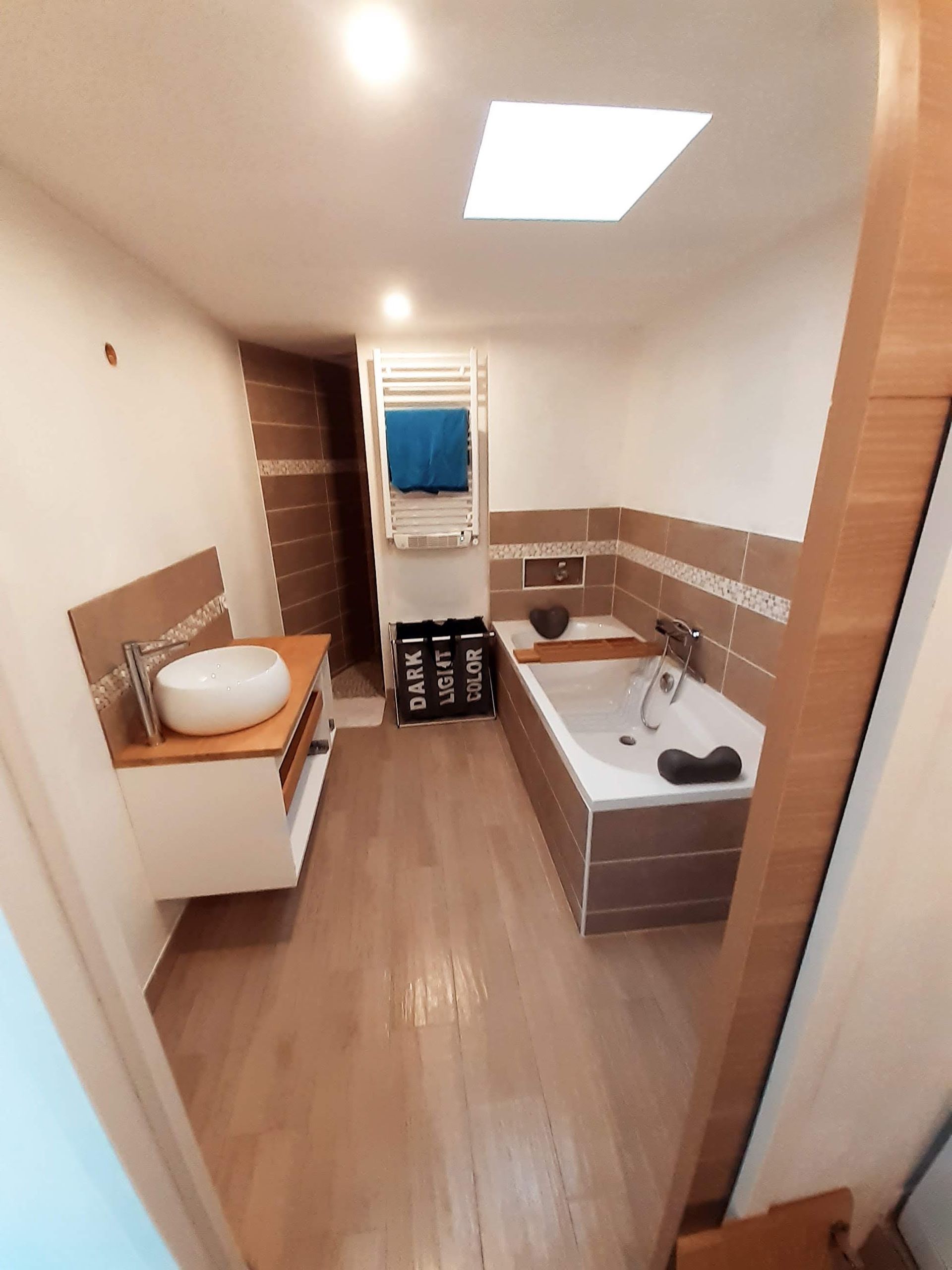 Une salle de bain avec deux lavabos, un miroir et deux fenêtres.