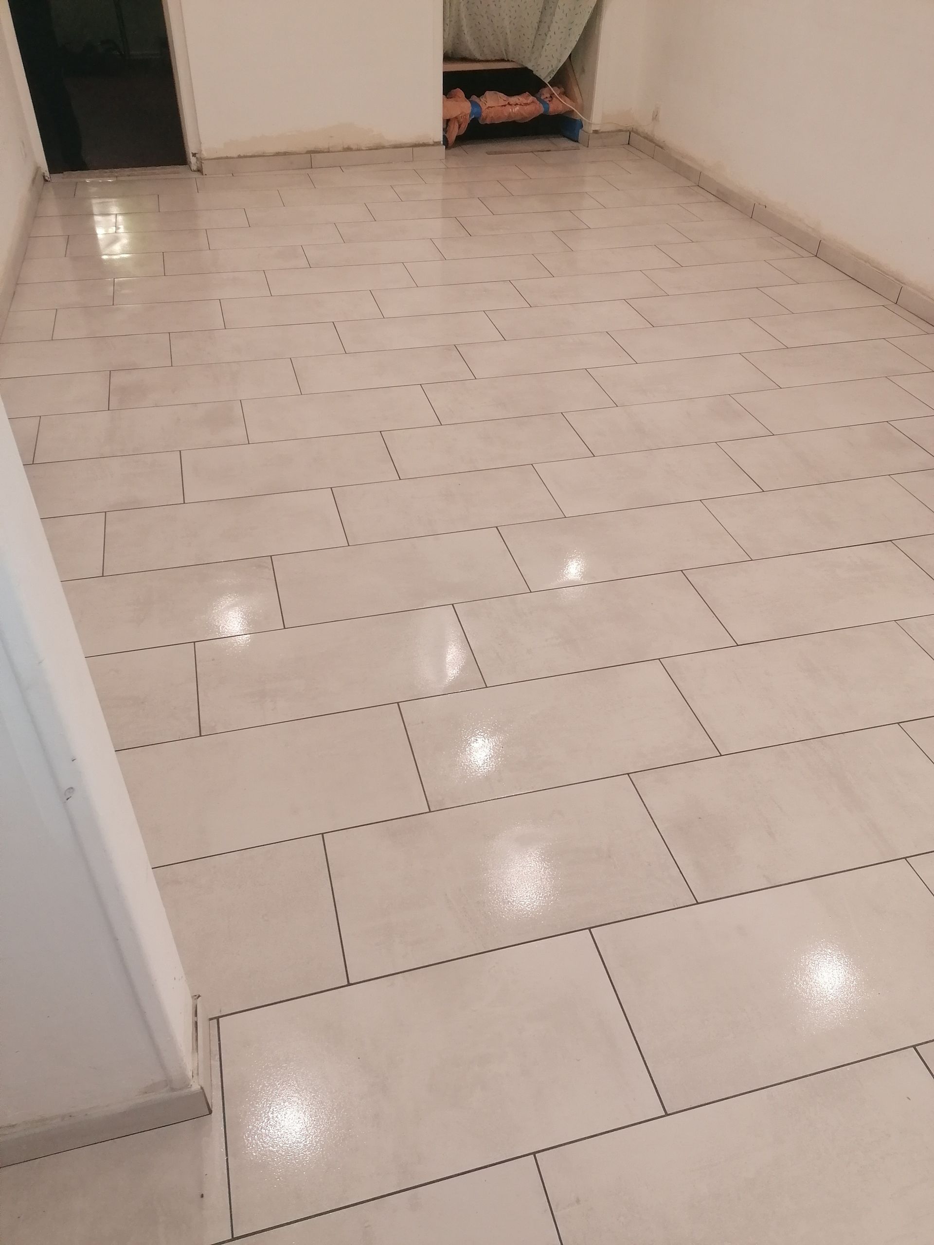 Une chambre vide avec du parquet et un ventilateur de plafond.