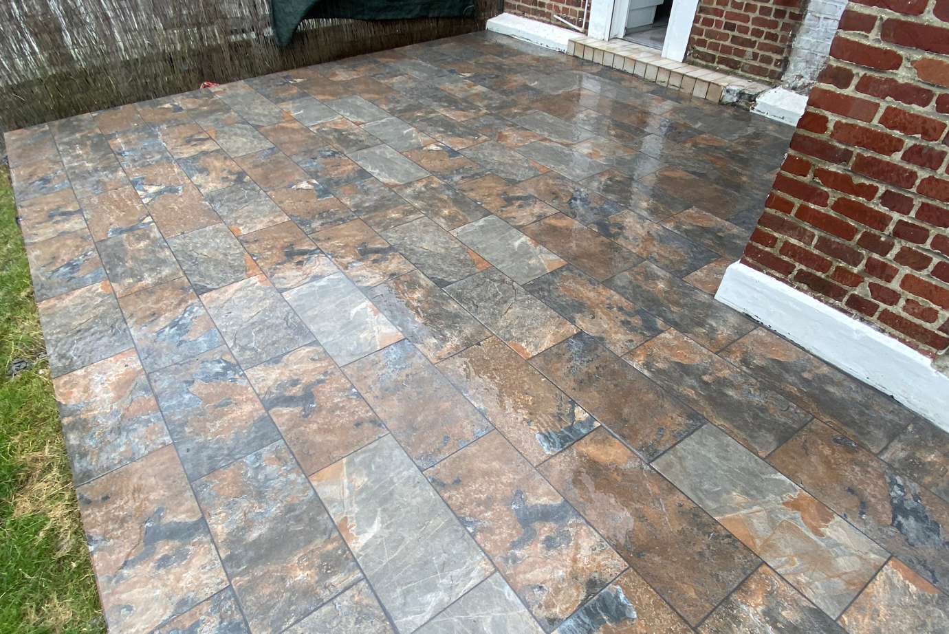 Une grande pièce vide avec du parquet et des murs blancs.