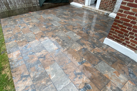 Une grande pièce vide avec du parquet et des murs blancs.