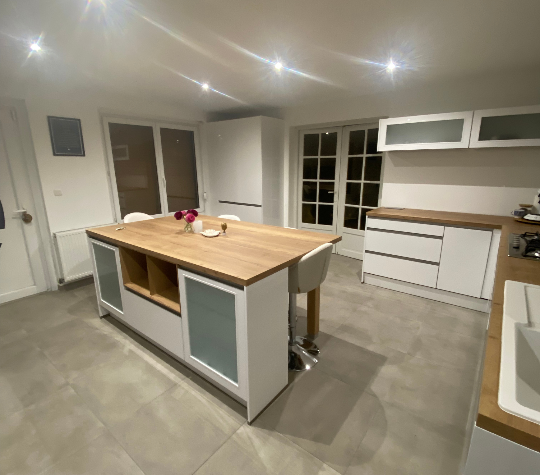 Une salle de bain avec baignoire, lavabo, douche et fenêtre.