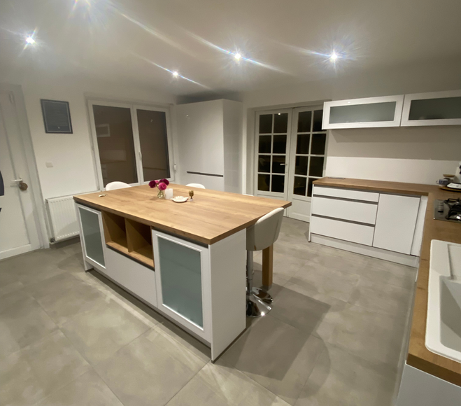 Une salle de bain avec baignoire, lavabo, douche et fenêtre.