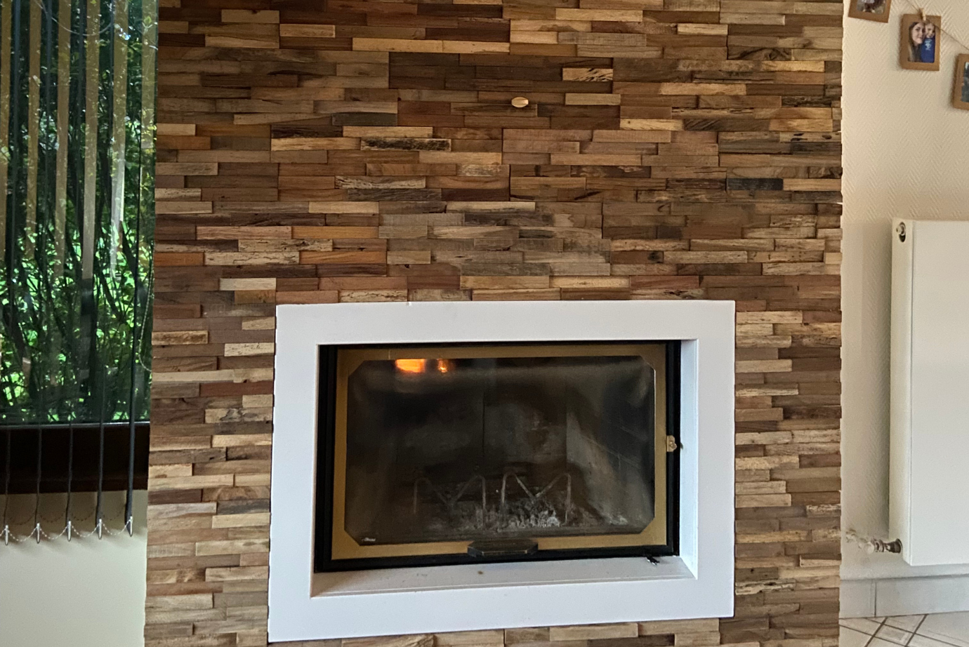 Une chambre avec parquet et un lit.