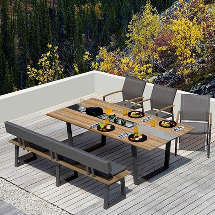 Ensemble de repas d'extérieur sur une terrasse en bois avec une table, un banc et des chaises.