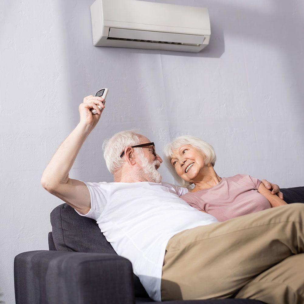 Couple d'âge mur en train de changer leur climatisation réversible