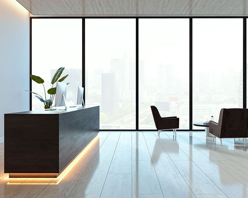 Espace de travail moderne dans un immeuble de bureau avec une vue plongeante sur la ville