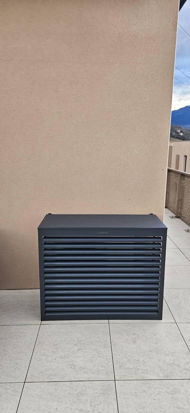 Cache pour climatisation de couleur sombre