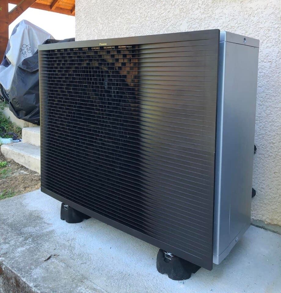 Unité extérieure design en noir d'une pompe à chaleur