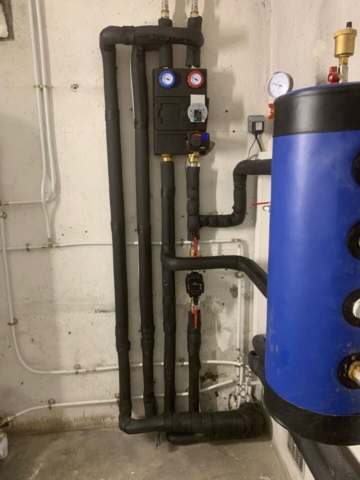 Tuyauterie relié à une pompe à chaleur murale