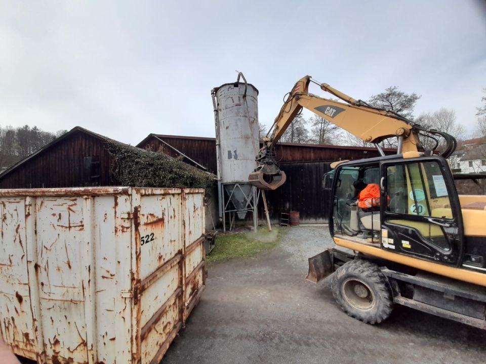 Bagger und Container von Pleil Horst