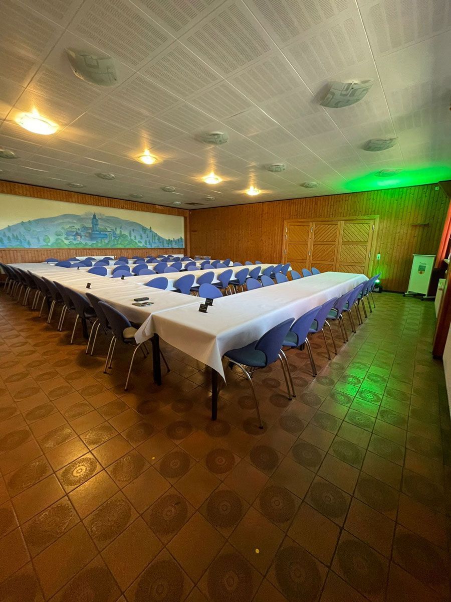 Ein Restaurant mit violetten Lichtern, die von der Decke hängen.