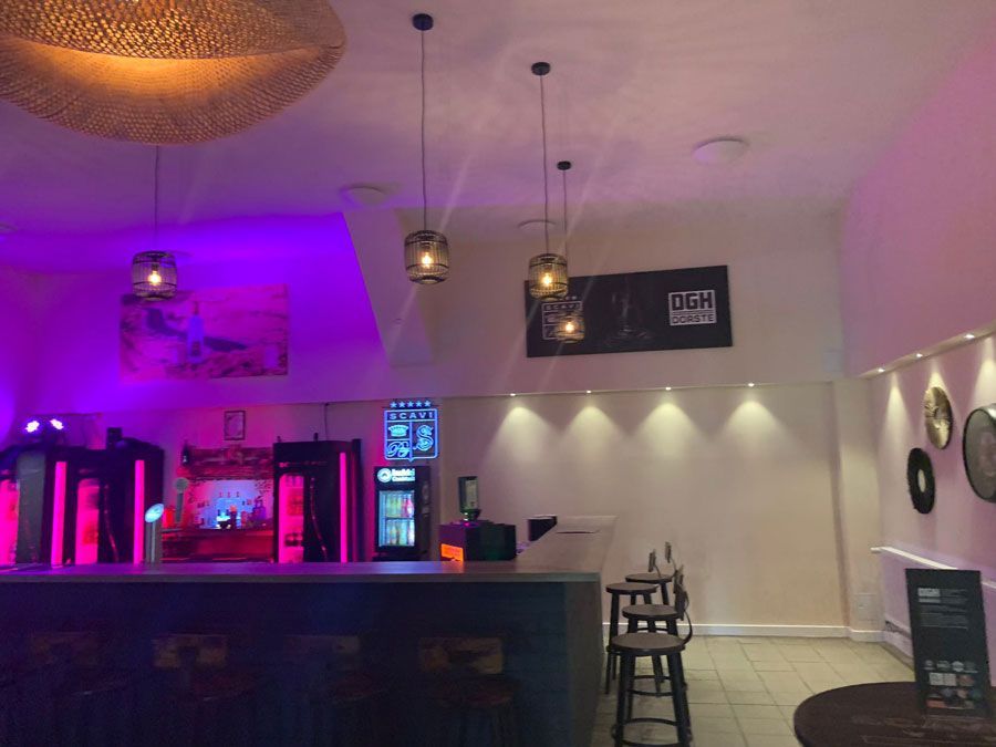 In der mitte des raumes steht ein tisch mit handschuhen darauf.