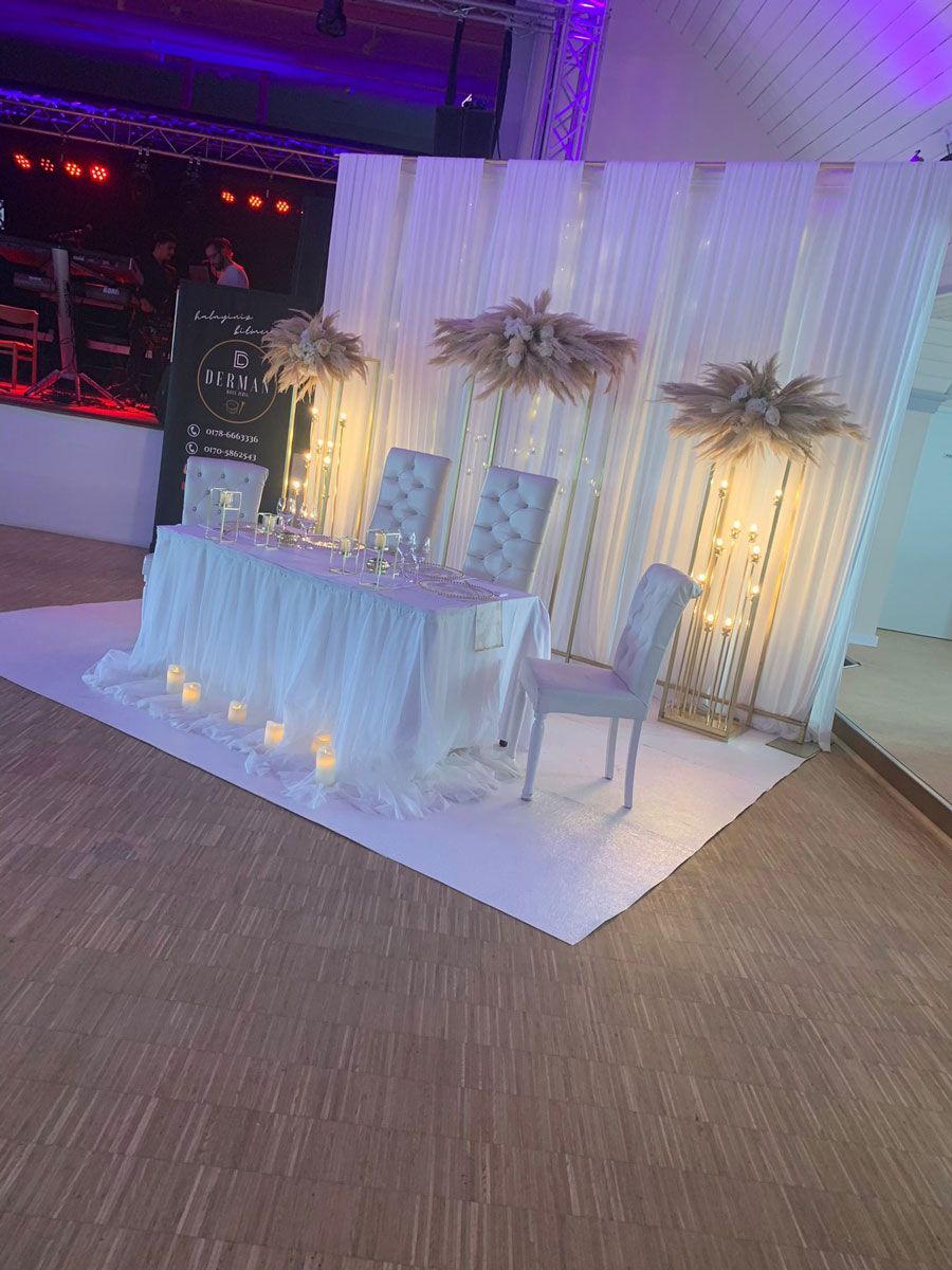 In der Mitte des Raumes stehen ein Tisch und Stühle.