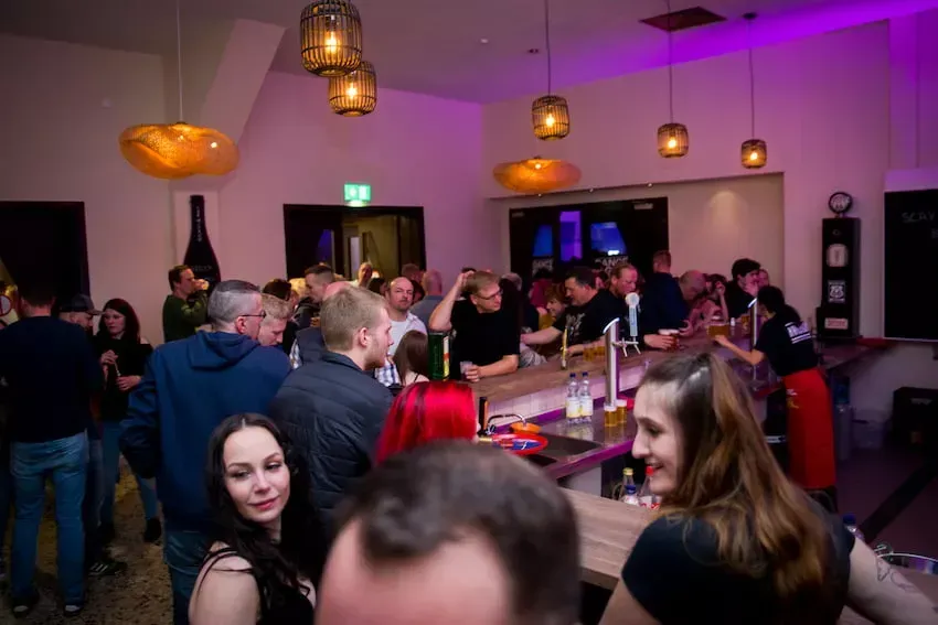 Eine Gruppe von Leuten sitzt an einer Bar in einem Restaurant.