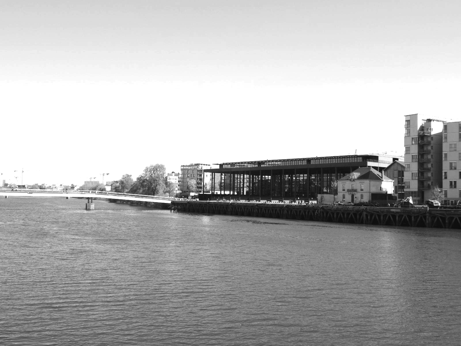 Vue du palais de justice de Nantes depuis la Loire