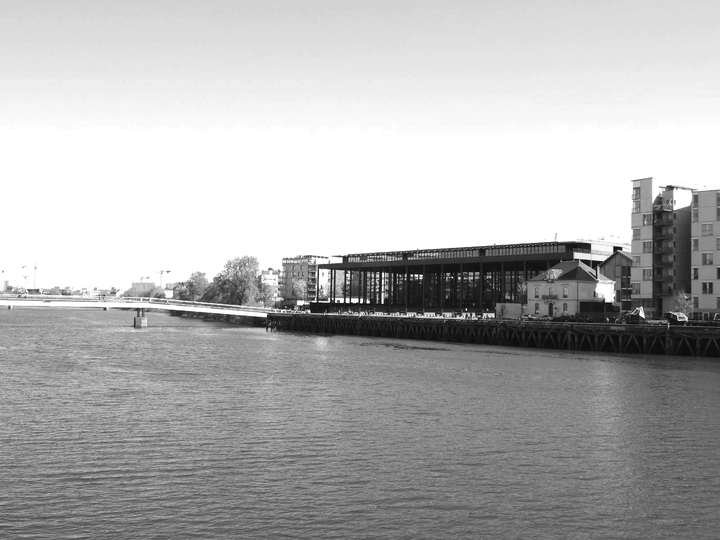 Vue du palais de justice de Nantes depuis la Loire