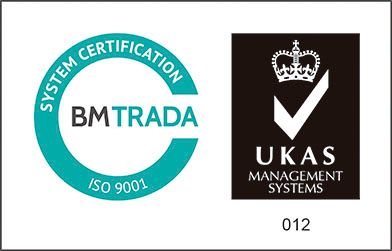 Un logotipo de certificación del sistema y un logotipo de sistemas de gestión UKAS sobre un fondo blanco.