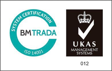 Un logotipo de certificación del sistema y un logotipo de sistemas de gestión UKAS sobre un fondo blanco.