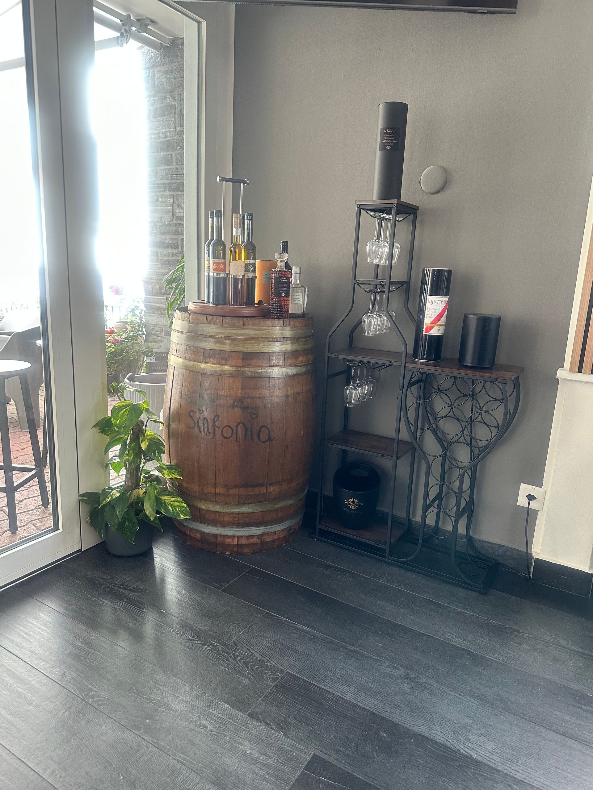 Piatto di insalata mista con verdure, ortaggi e frutta