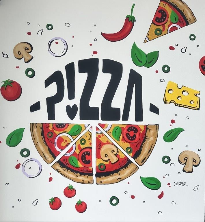 Pizza al piatto condita con pomodori, funghi e basilico