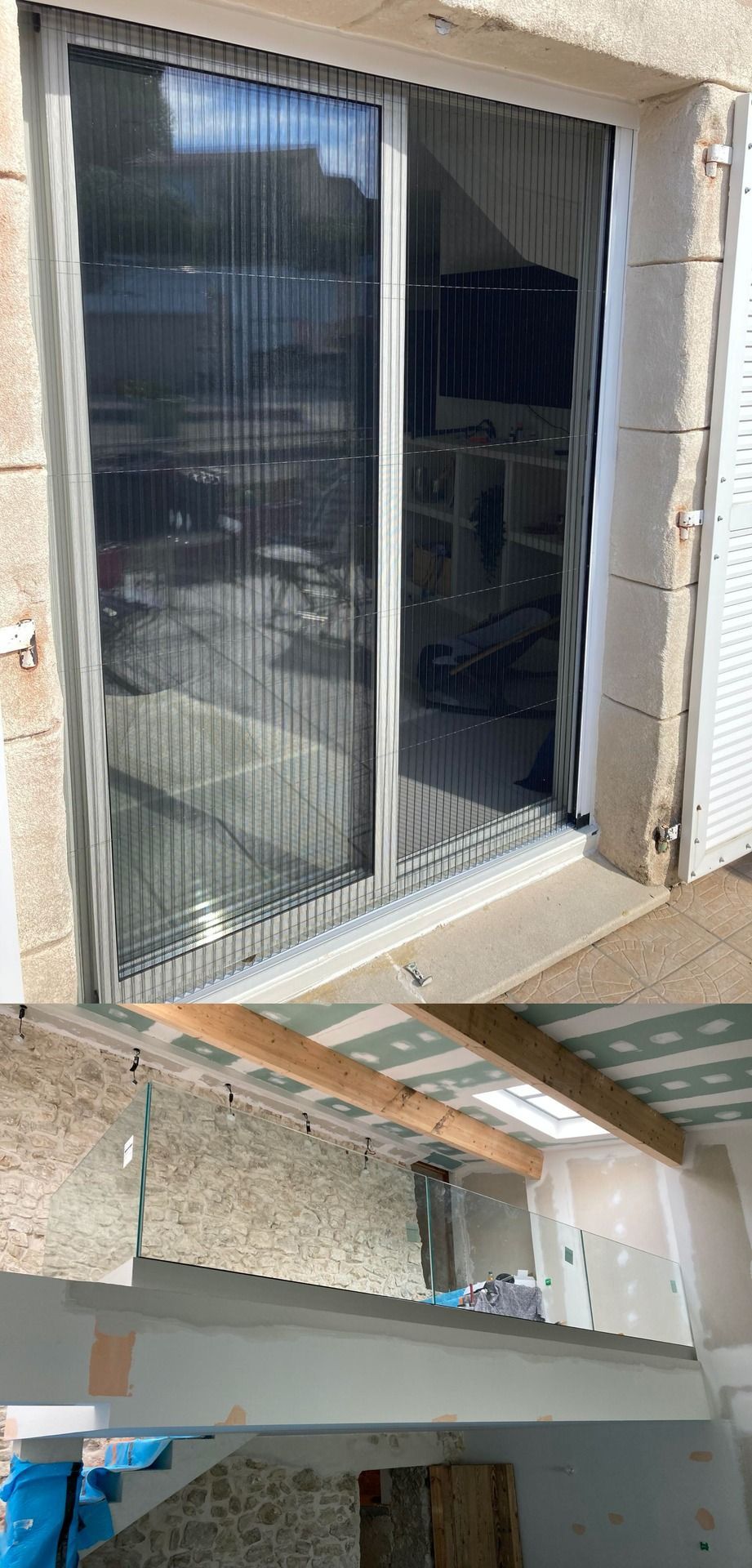 Porte coulissante avec moustiquaire rétractable, vue extérieure. Matériaux de construction visibles ci-dessous.