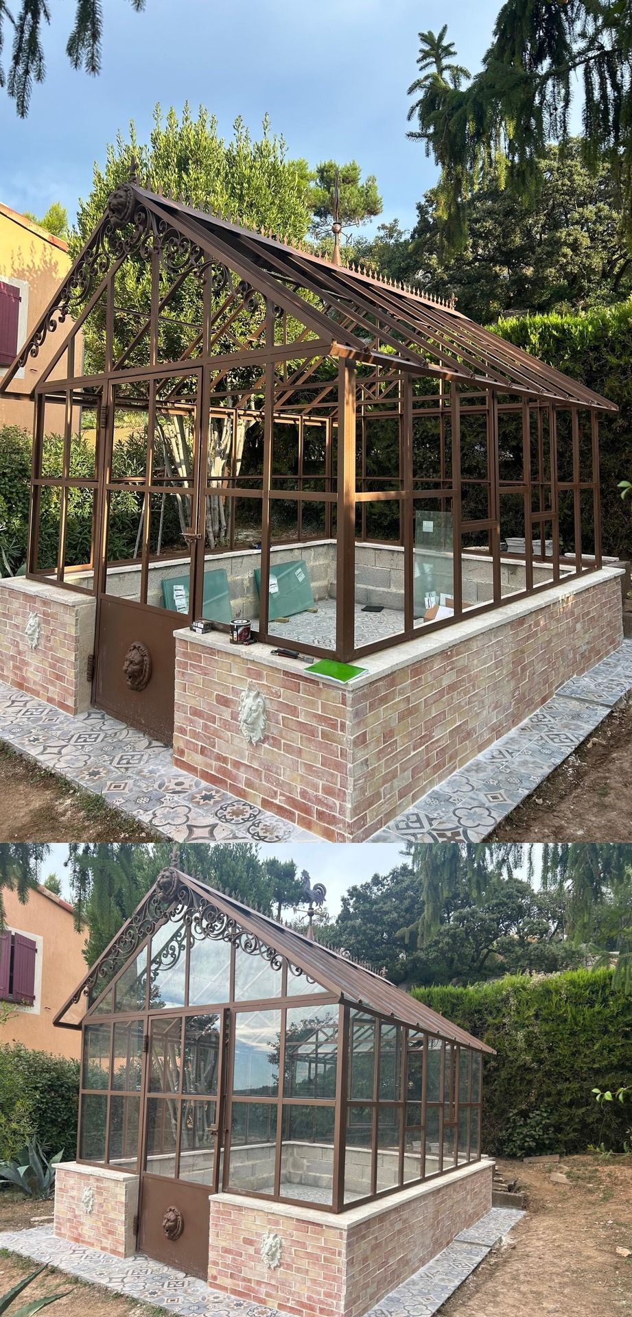 Serre avec base en briques et structure en bois. Murs et toit en panneaux de verre transparent.