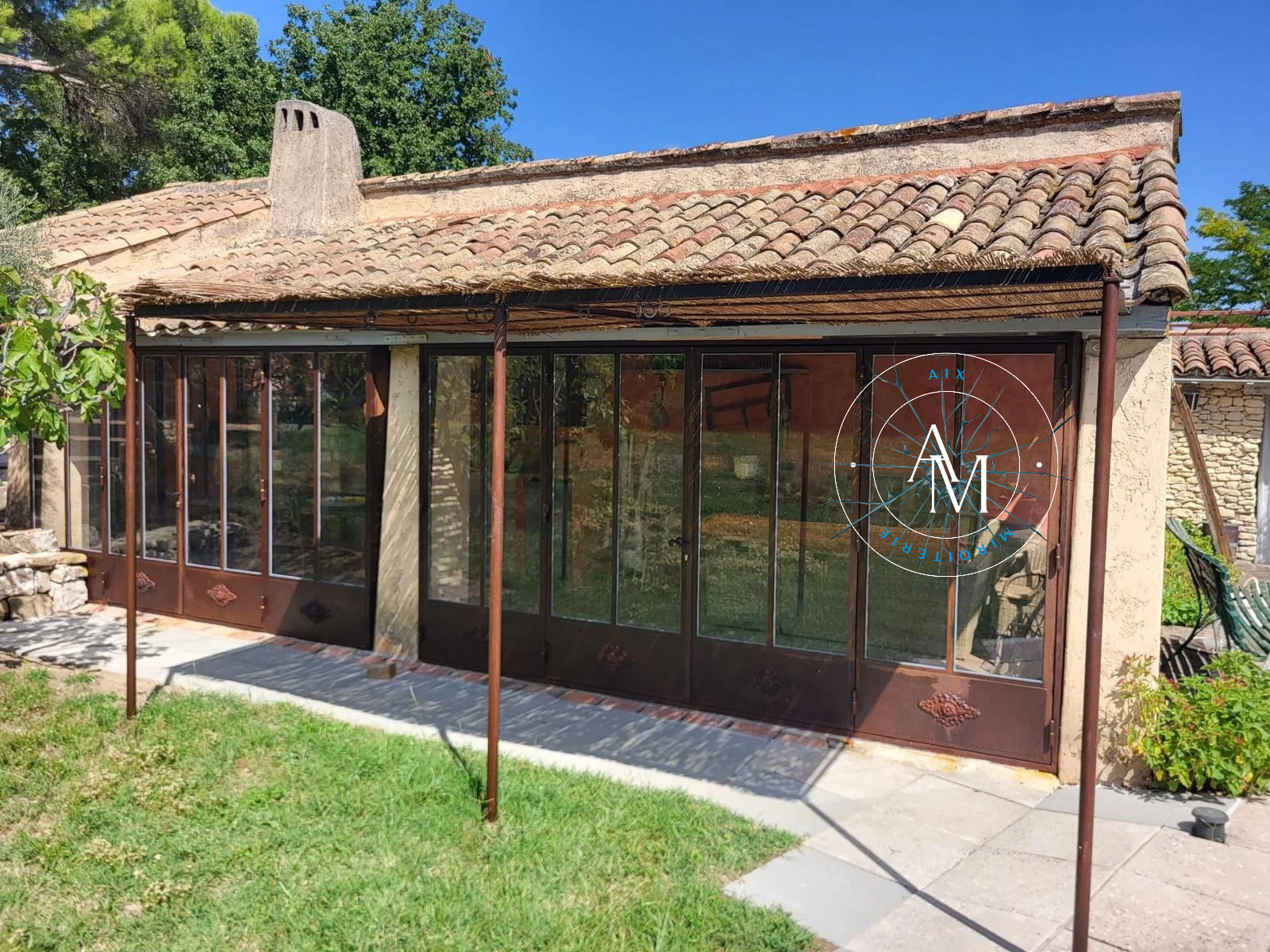 Intégration de vitrages en verre clair 6 mm sur mesure dans une véranda style verrière atelier sur m