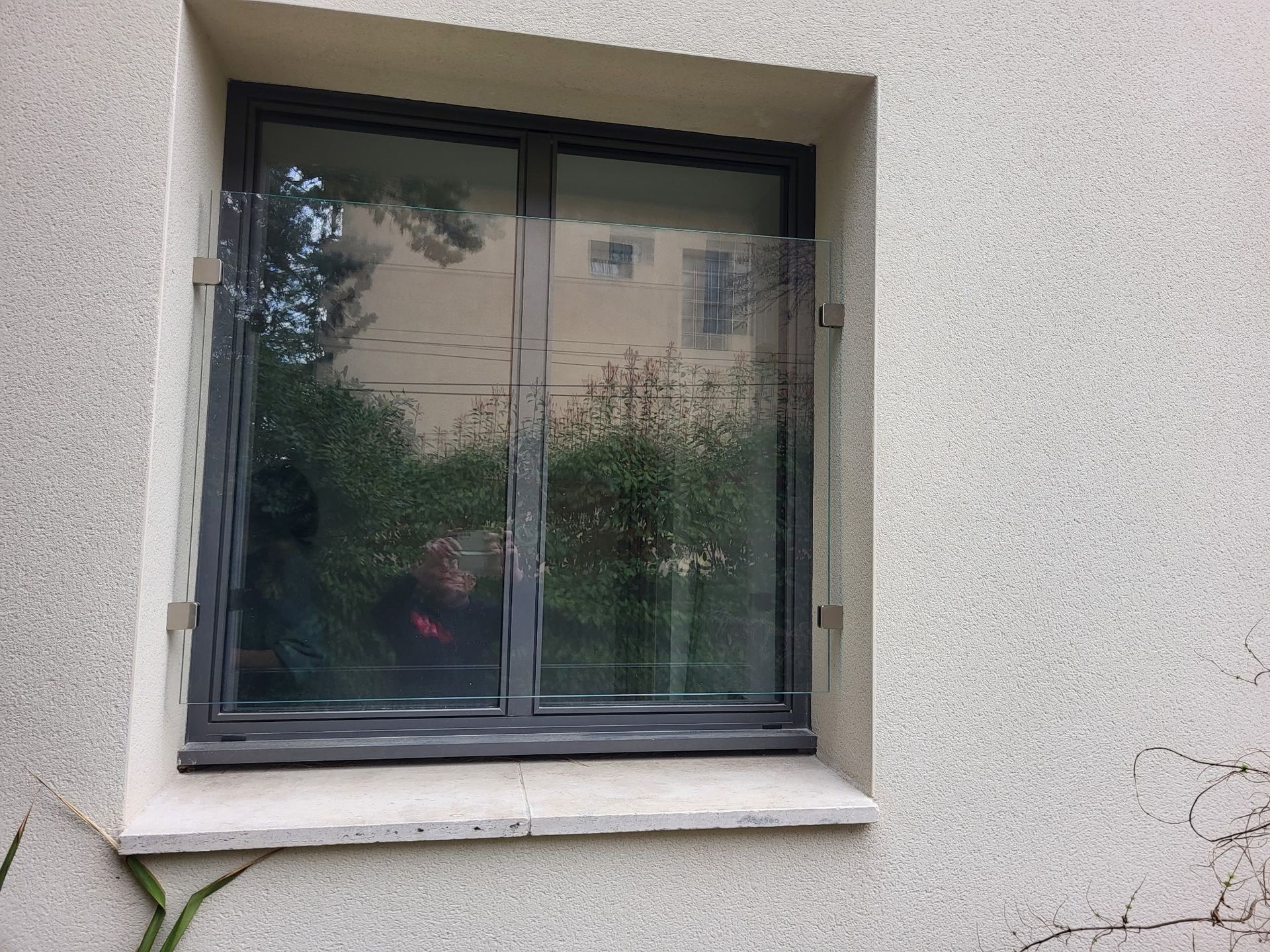 Garde-corps en verre trempé installé par Aix Miroiterie - Sécurisation d'une fenêtre en centre-ville