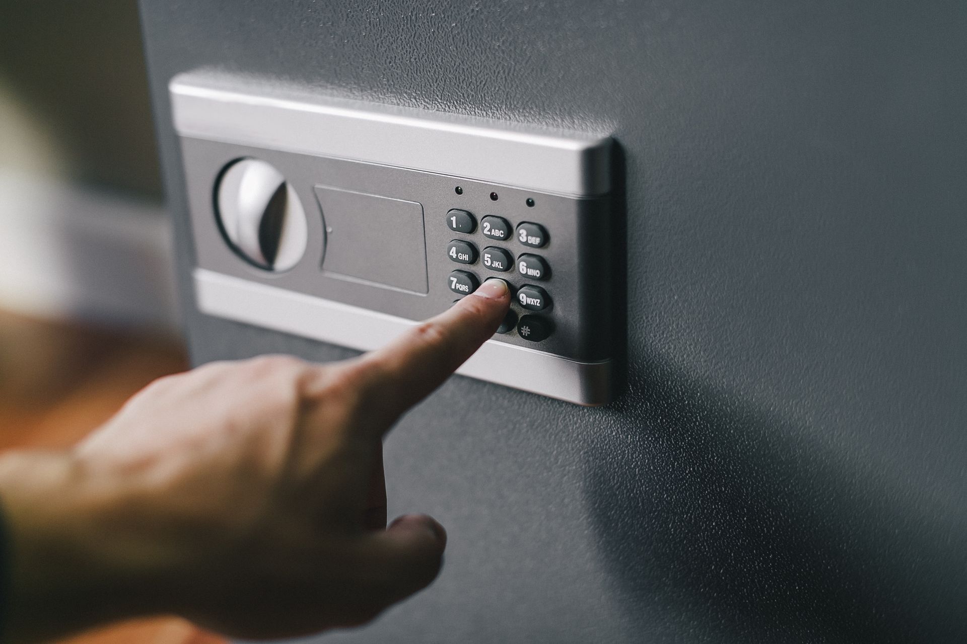 Saisie manuelle d'un code sur un clavier de sécurité mural avec serrure de porte.