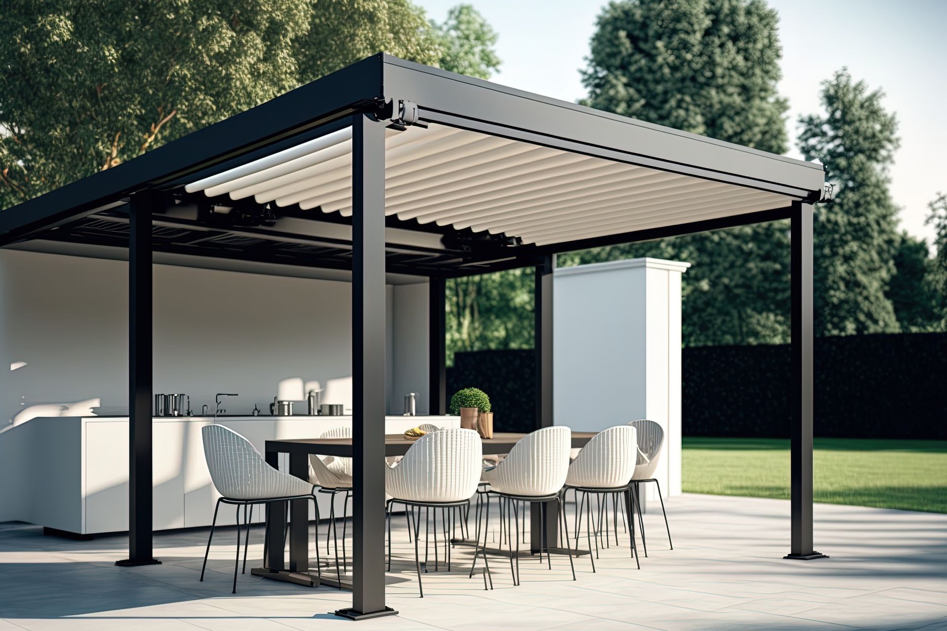 Terrasse extérieure moderne avec pergola noire, table à manger, chaises et cuisine d'été dans un jardin.