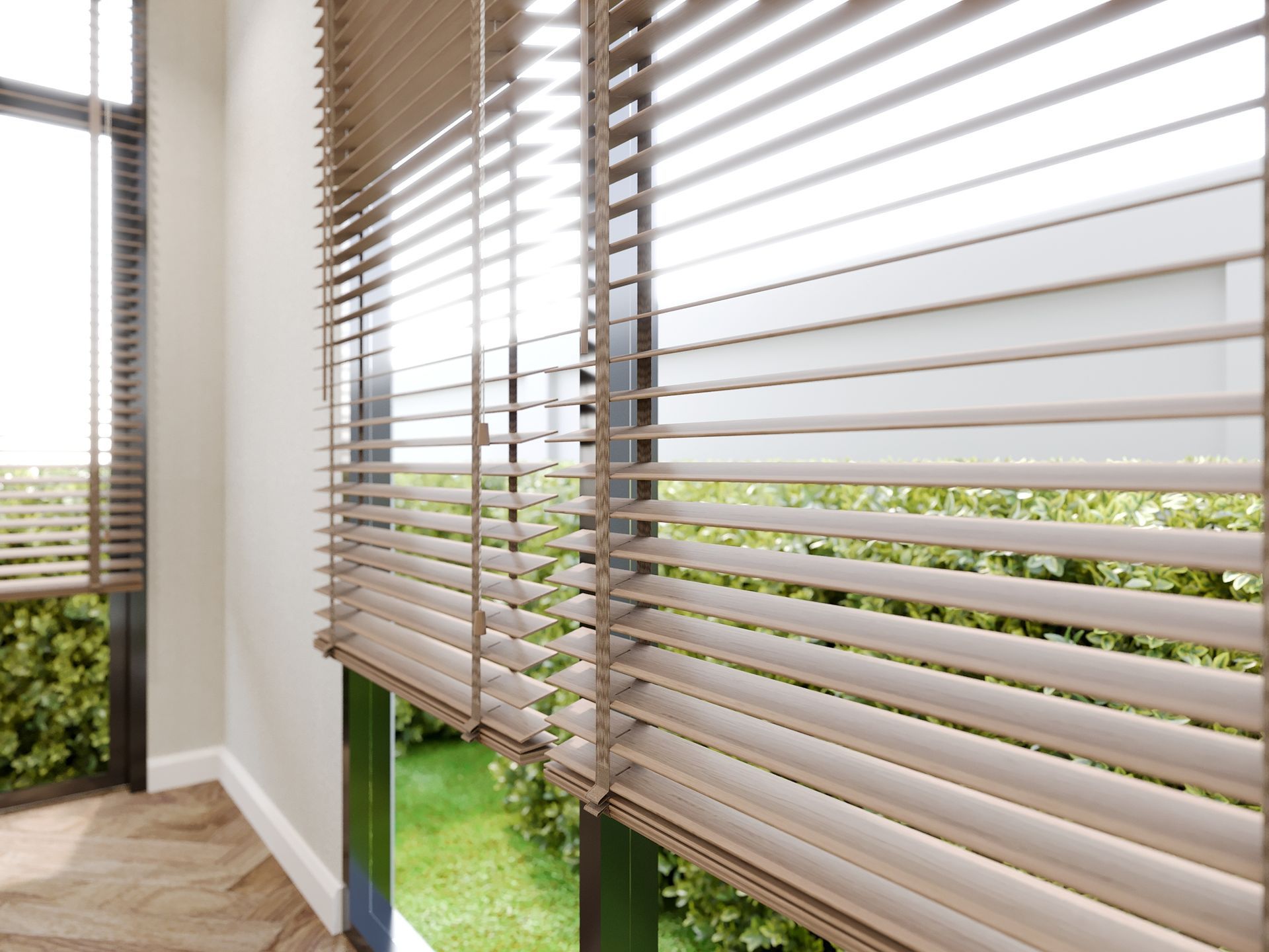 Intérieur avec stores en bois près d'une fenêtre donnant sur la verdure et un patio.